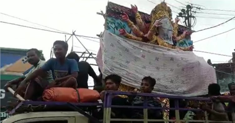 মণ্ডপের পথে উমা, মেয়ের বিদায়ে কুমোরটুলিতে বিষাদের ছায়া!