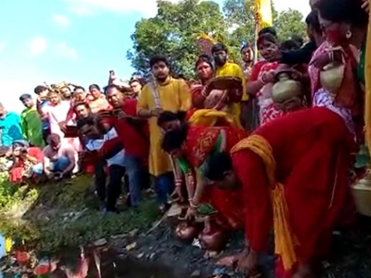 বন্দুক থেকে গুলি ছুঁড়তেই শুরু হল  প্রতিমা নিরঞ্জন পর্ব