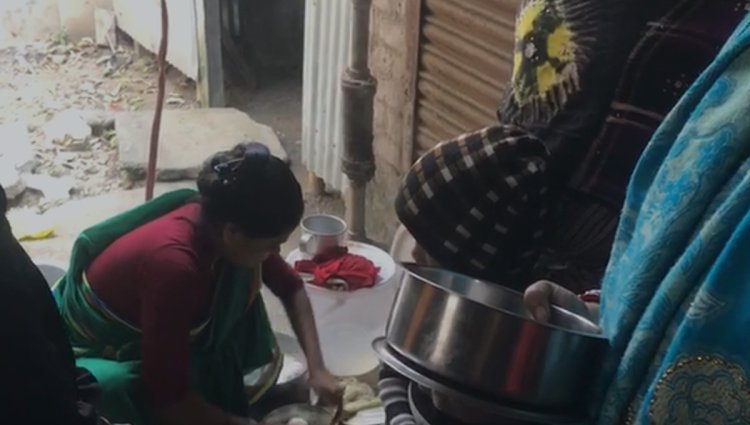 নেই পর্যাপ্ত জায়গা, রাস্তাতেই চলছে অঙ্গনওয়াড়ির ক্লাস, খাওয়া-দাওয়া
