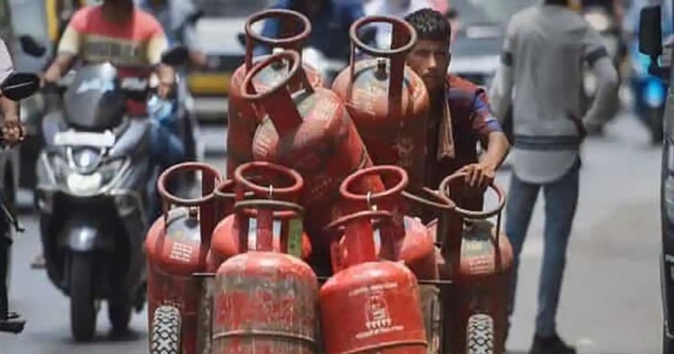 LPG Price Hike: মধ্যবিত্তের পকেটে টান, বাড়ল রান্নার গ্যাসের  দাম