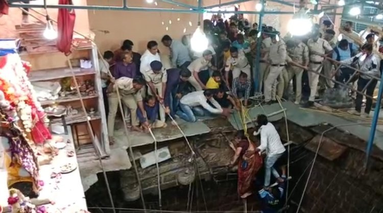 इंदौर के बेलेश्वर महादेव मंदिर में बावड़ी धंसी, 14 श्रृद्धालुओं की मौत