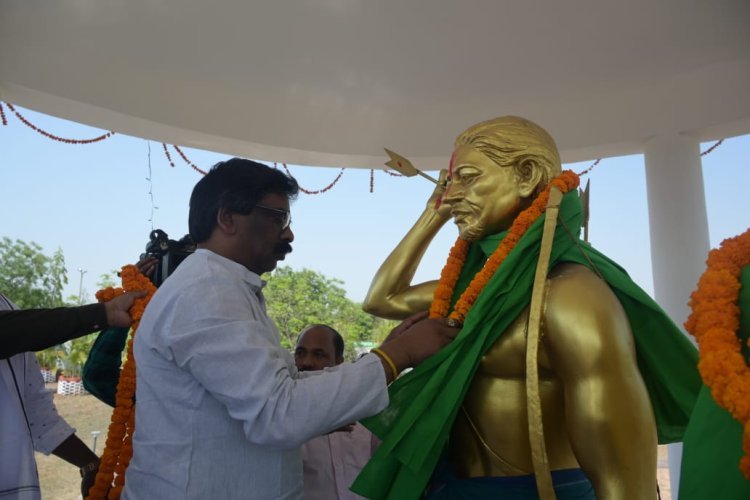 CM हेमंत सोरेन ने सिदो कान्हू के जन्मस्थली में समय बिताये।