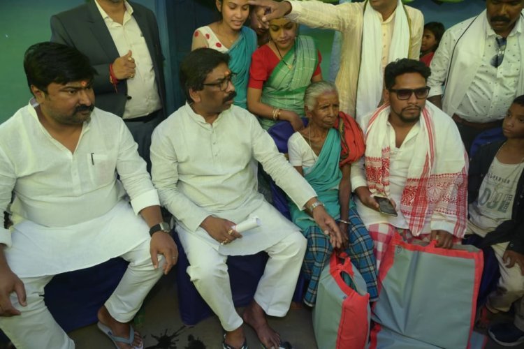 हेमंत सोरेन ने सिदो कान्हू के वंशजों का हाल जाना