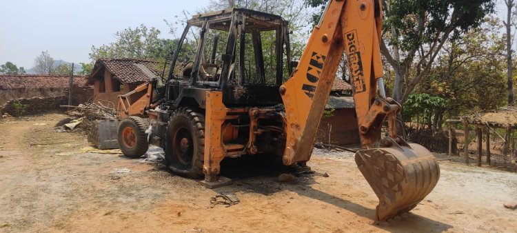 सड़क निर्माण कार्य मे लगे जेसीबी मशीन को किया आग के हवाले, घटना को पीएलएफआई से जोड़ कर देखा जा रहा