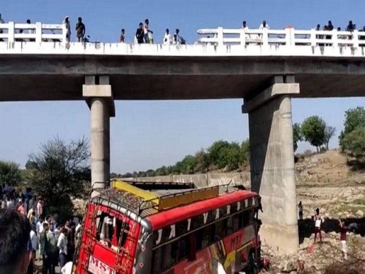 Bhopal News: पुल से 50 फीट नीचे गिरी बस, 25 की मौत 30 घायल