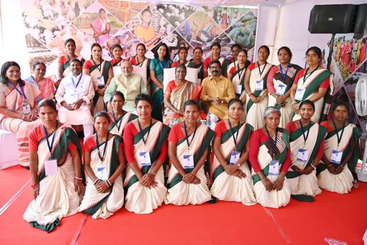राष्ट्रपति का झारखंड दौराः महिला समूह के सम्मेलन में शामिल हुई राष्ट्रपति, हेमंत ने कहा आदिवासियों की मांग केन्द्र से दिलाने का प्रयास करें
