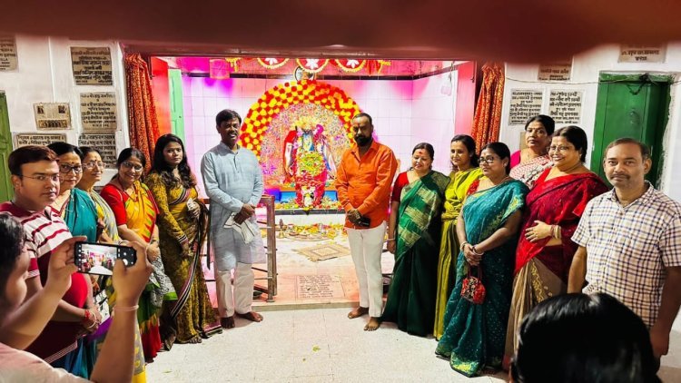 परसुडीह में माँ विपत्तारिणी की पूजा में शामिल हुएं दिनेश ।