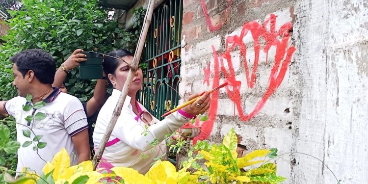 বামেদের দেওয়ালে পদ্মফুল ফোটালেন ভারতী ঘোষ, রাম-বাম জোট নিয়ে তুঙ্গে রাজনৈতিক তরজা