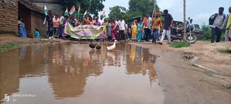 रविवार को जुगसलाई विस क्षेत्र में सड़क को लेकर सड़क पर उतरे लोग