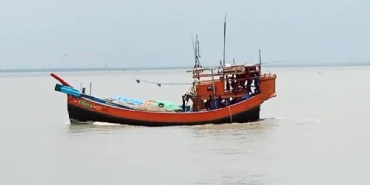 সাগরে ফের ট্রলার দুর্ঘটনা, তলিয়ে গেল ১ টন ইলিশ মাছ!