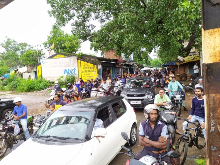 बारीगोड़ा रेलवे फाटक पर लगा भयंकर जाम ।