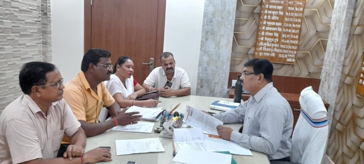 पथ निर्माण विभाग के कार्यपालक अभियंता से मिला बस्ती विकास संघर्ष समिति का प्रतिनिधि मंडल। 