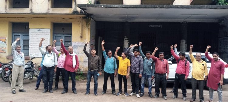 Jamshedpur : टाटा स्टील के संवेदक अजय एसोसिएट के कर्मचारियों ने डीएलसी  ऑफिस पर किया प्रदर्शन 
