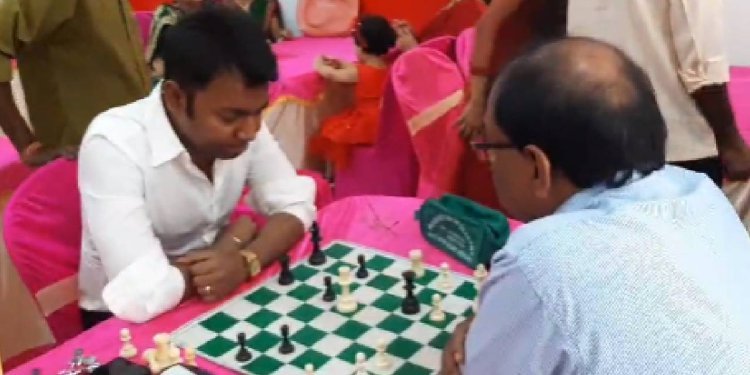 Chess News:  যুব প্রজন্মের মোবাইল আসক্তি কমাতে অভিনব ভাবনা, বিয়েতে দাবা খেলার আয়োজন পাত্রের