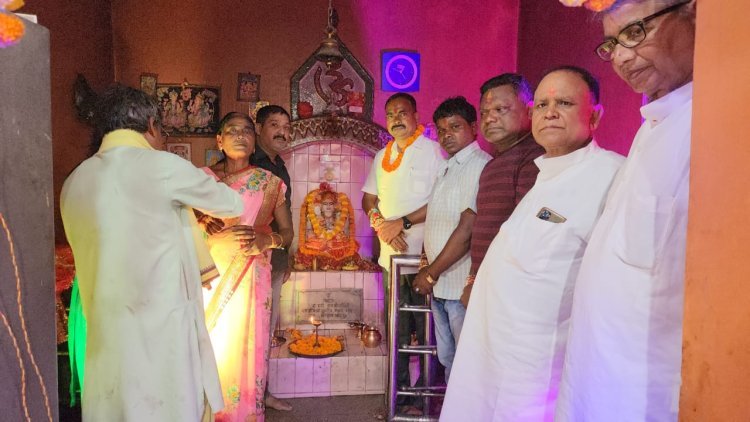 जमशेदपुर : कैरेज कालोनी संतोषी मंदिर में दरिद्र नारायण भोज का आयोजन, विधायक मंगल कालिंदी हुए शामिल