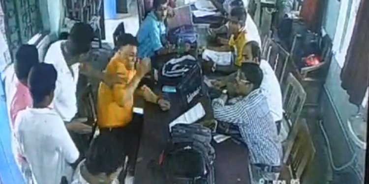 কান ধরে ওঠবোস করানোর 'শাস্তি', স্টাফরুমে ঢুকে শিক্ষককের উপর চড়াও অভিভাবকরা