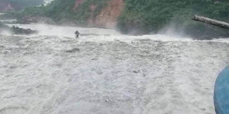 জল ছাড়ল কংসাবতী- মুকুটমণিপুর জলাধার,  পুজোর মুখে বন্যার আশঙ্কা জেলায়
