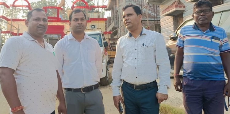 चाईबासा : बीडीओ अमिताभ भगत ने किया दुर्गा पूजा पंडालों का निरीक्षण