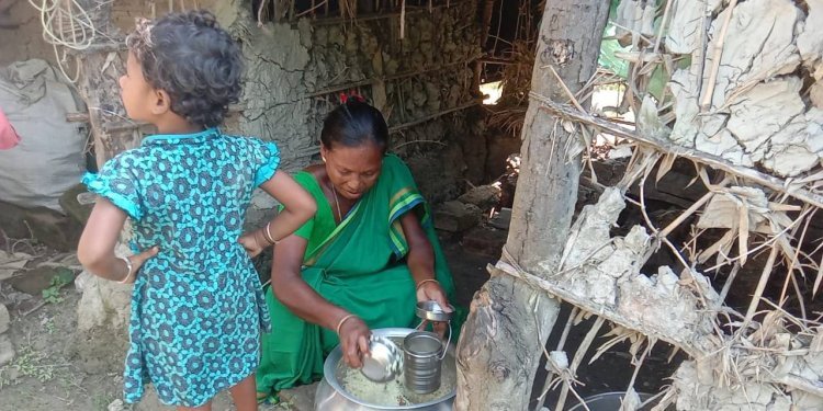 Bashirhat News:  মিড-ডে মিল রান্নার জন্য নেই কোনও স্থায়ী জায়গা, অথৈ জলে আদিবাসী মায়েরা