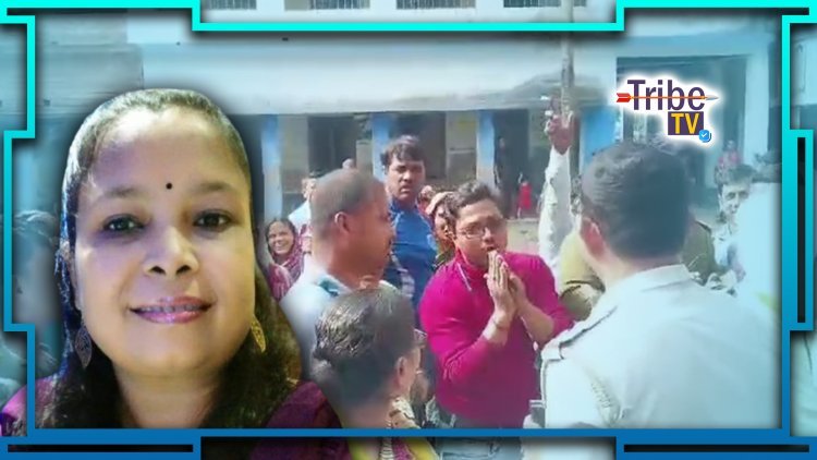 পুলিশের পায়ে ধরে কাতর আর্তি অভিভাবকদের