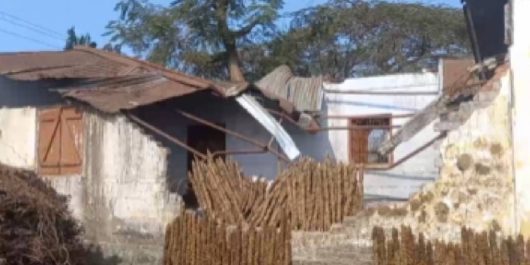 মাথার উপর ছাদের অভাব! এভাবেই চলছে পড়াশোনা