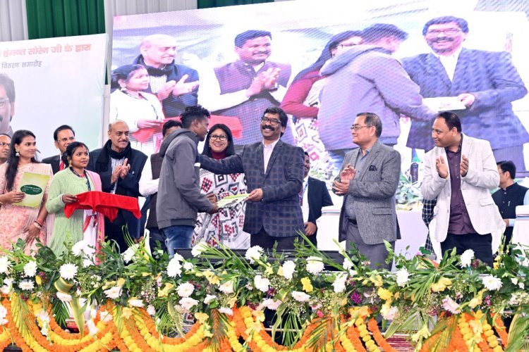 मुख्यमंत्री हेमन्त सोरेन ने कौशल प्राप्त 2500 युवाओं को निजी क्षेत्र में ऑफर लेटर सौंपा।