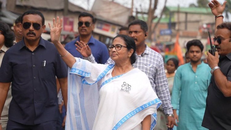 লোকসভার হাতিয়ার কেন্দ্রীয় বঞ্চনা, আবাসের টাকা দেওয়ার ঘোষণা তৃণমূল নেত্রীর
