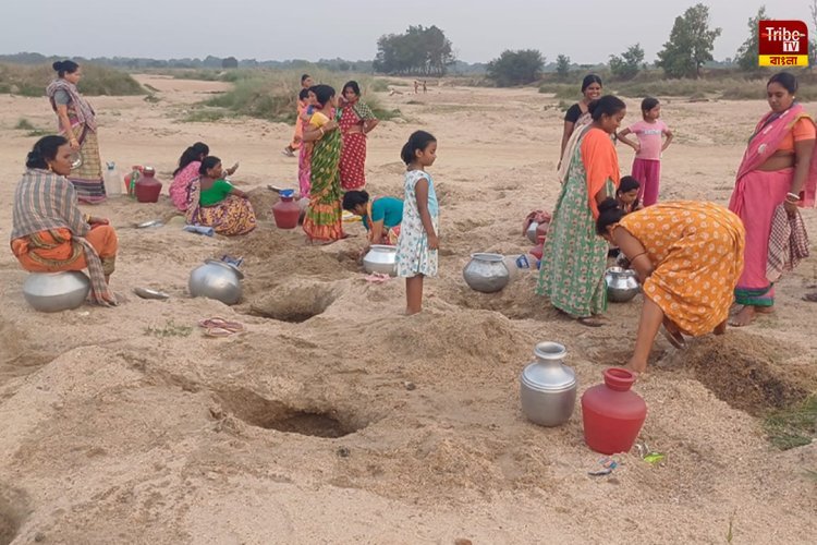 তৃষ্ণা মেটাতে বালি খুঁড়ে জলই ভরসা, তুঙ্গে শাসক-বিরোধী রাজনৈতিক তরজা