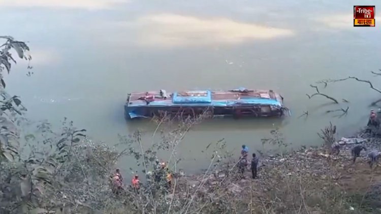 নেপালে ভয়াবহ ভূমিধস, খরস্রোতা নদীতে ছিটকে পড়ল যাত্রীবোঝাই বাস