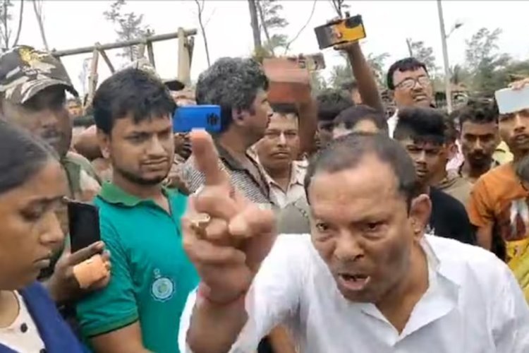 মহিলা রেঞ্জ অফিসারের সঙ্গে অভব্যতার অভিযোগ,  বরখাস্তের খাঁড়া এড়াতে তড়িঘড়ি পদত্যাগের পথে অখিল গিরি