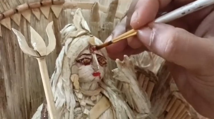 আখের ছিবড়া দিয়ে তৈরি দুর্গা প্রতিমা, বাঁকুড়ার গৃহবধূর তুলিতেও নির্যাতিতার ছাপ